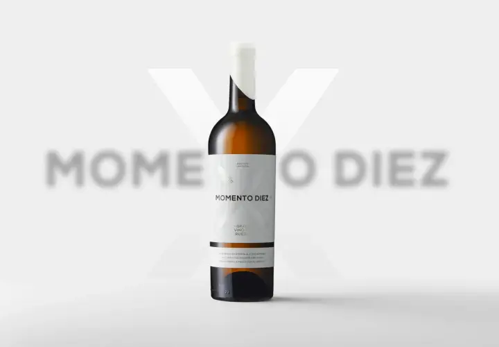 Botella de vino blanco "Momento Diez", uno de los mejores vinos blancos España, con etiqueta que celebra la pasión por el Verdejo.