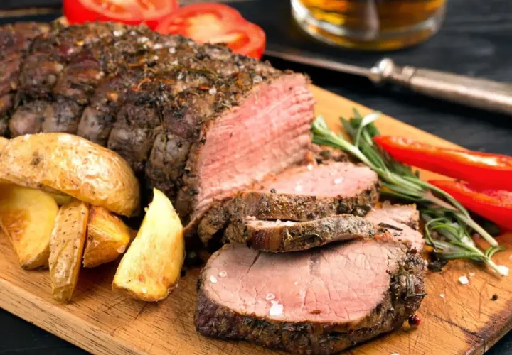 Jugosa carne asada, perfectamente cocida, acompañada de papas rústicas, rodajas de tomate y pimientos rojos. ¡Un festín para los sentidos!