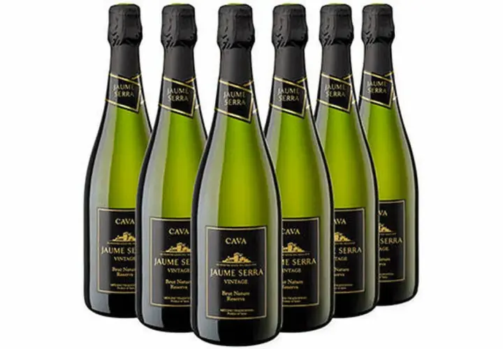 Seis botellas de cava Jaume Serra, un ejemplo de los 10 mejores cavas catalanes.