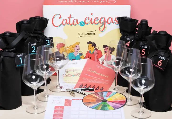 Kit de cata a ciegas con botellas envueltas, copas, guía y rueda de aromas. ¡Una experiencia sensorial única!