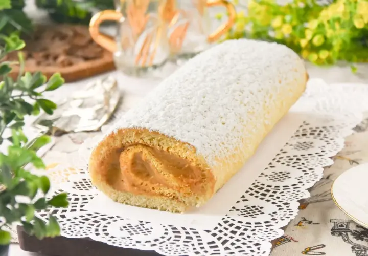 Un delicioso brazo de gitano cubierto de azúcar glas, listo para ser disfrutado.