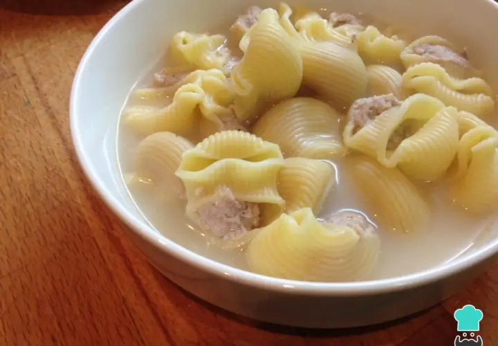 Un tazón de sopa de galets, con pasta grande rellena de carne picada en un caldo sabroso.