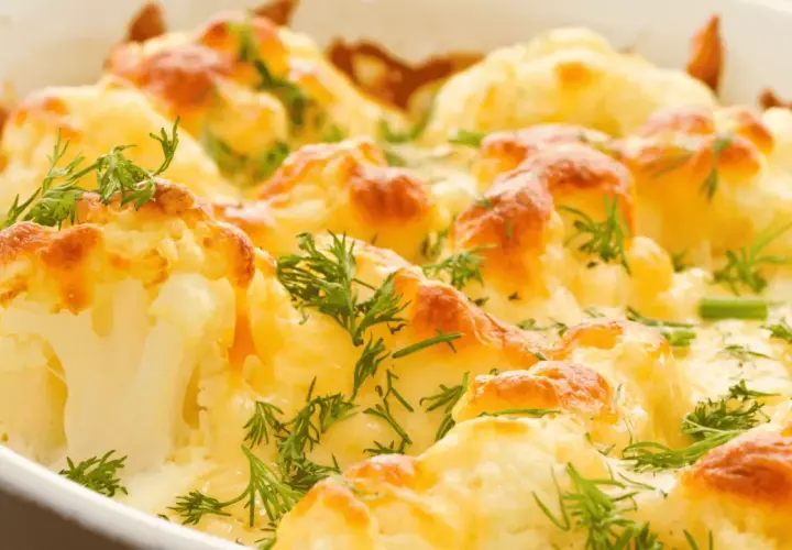 Coliflor al horno gratinada con queso y hierbas frescas, un plato reconfortante y delicioso.