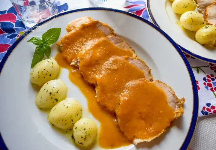 Lomo en salsa con patatas. Un plato principal delicioso y reconfortante, perfecto para cualquier ocasión.