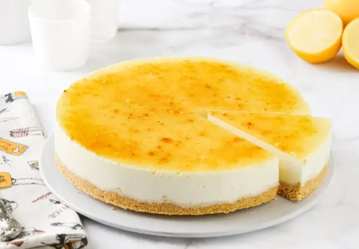 Tarta de limón sin horno, cremosa y con una capa superior dorada y brillante. Perfecta para un postre refrescante.