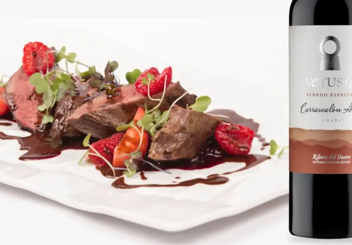 Filete de ternera con fresas y frambuesas, bañado en salsa de chocolate, maridado con un vino tinto de uva Tempranillo de Ribera del Duero.