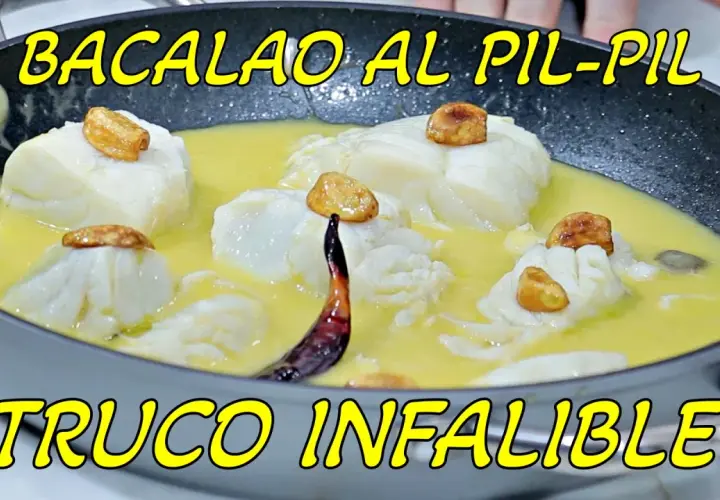 Bacalao al pil pil en sartén, con trozos de pescado blanco, ajos dorados y una guindilla. ¡La receta infalible!
