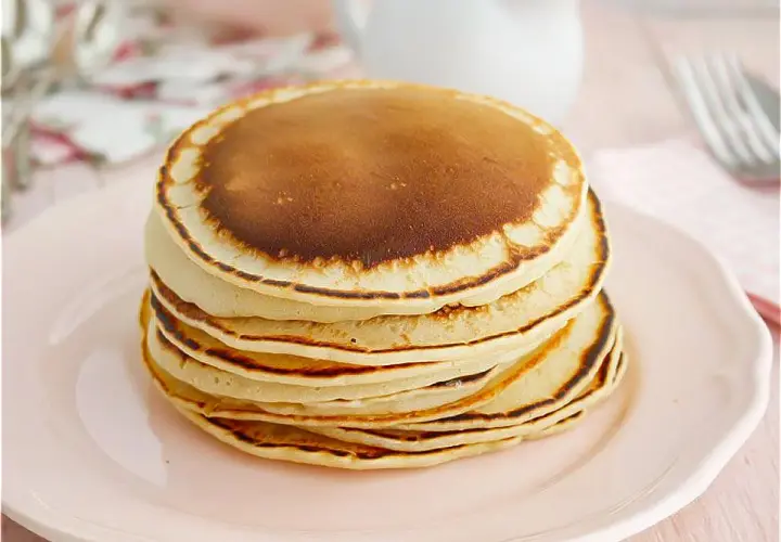 Pila de tortitas doradas, perfectas para tu próxima receta.
