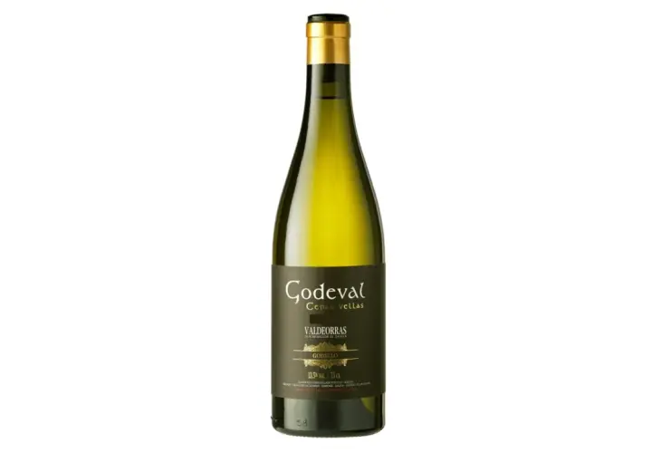 Botella de vino blanco Godeval Godello, un vino godello de donde es Valdeorras, Galicia, España.
