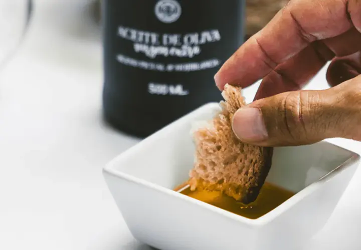 Pan mojado en aceite de oliva virgen extra (AOVE). Descubre qué es aove y para qué sirve: un placer para el paladar y la salud.