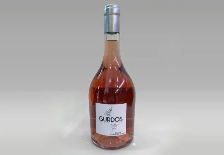 Botella de vino rosado Gurdos, con etiqueta que indica "Prieto Picudo León".