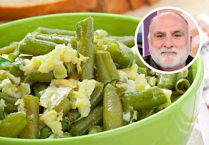Judías verdes con patatas y huevo revuelto en un cuenco verde. Un hombre sonríe en un círculo superpuesto.