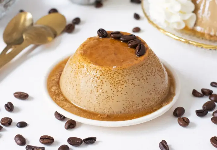 Delicioso flan de café, adornado con granos de café tostados y bañado en caramelo. Un postre perfecto para los amantes del café.