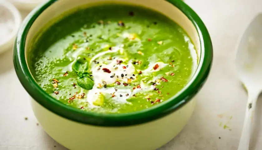 Un cremoso y vibrante **pure de verduras Thermomix**, coronado con un toque de nata y especias. ¡Perfecto para una comida saludable!