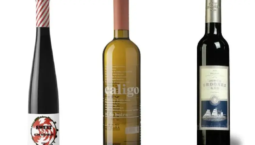 Tres botellas de vino: una negra con etiqueta "Sweet", una dorada con "caligo" y una oscura con etiqueta de barco. Así se hace el vino dulce.