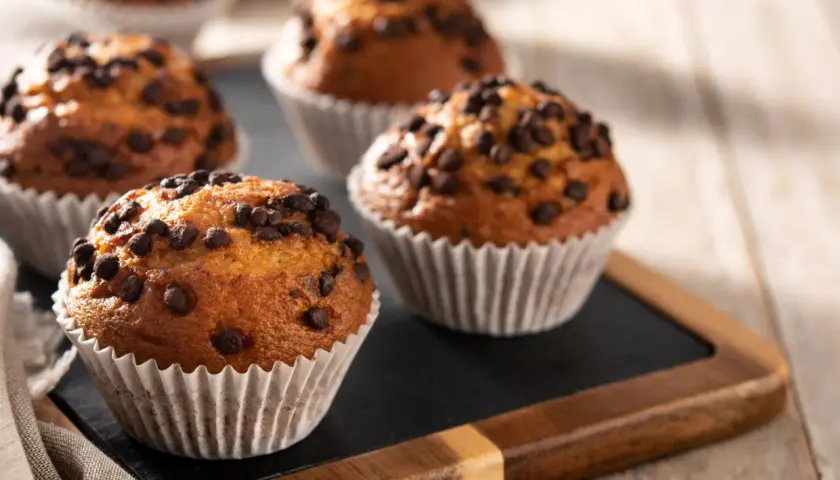 Deliciosas magdalenas caseras con chispas de chocolate, recién horneadas y listas para disfrutar.