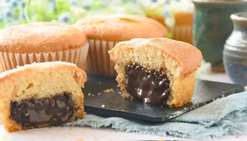 Magdalenas de chocolate con un centro cremoso y dulce. Un bocado perfecto para los amantes del chocolate.