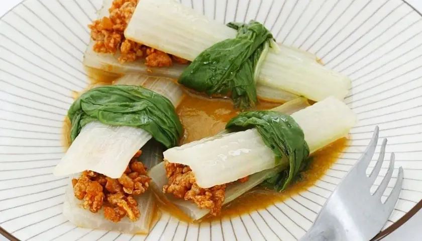 Rollitos de acelgas rellenos de carne picada, una idea deliciosa para tus recetas con acelgas.