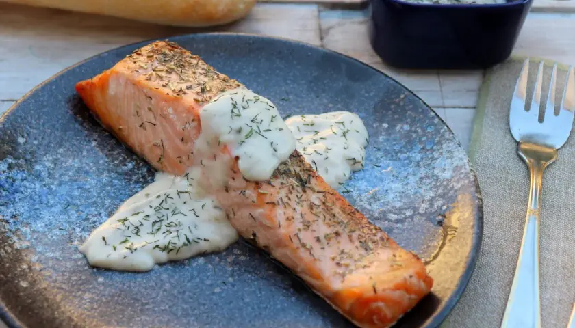 Salmón jugoso cocinado en **airfryer**, bañado en una cremosa salsa de eneldo. ¡Un plato delicioso y fácil!