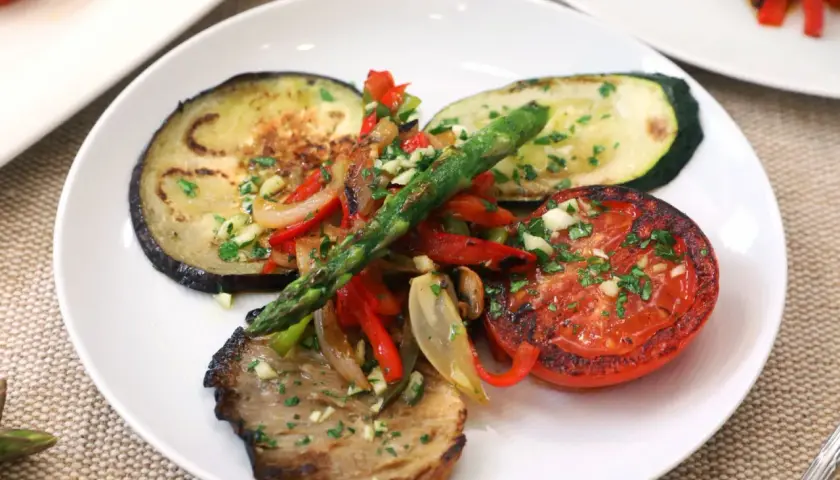 Parrillada de verduras con berenjena, calabacín, tomate, espárragos y pimientos. Un plato lleno de sabor y color.