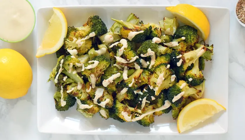 Brocoli al horno con aderezo cremoso y gajos de limón. Un plato saludable y delicioso.