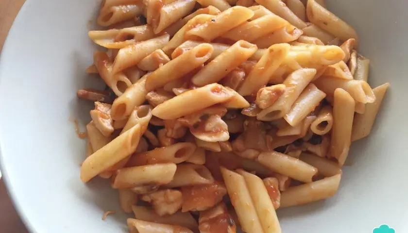 Macarrones con pollo en salsa roja, un plato reconfortante y delicioso.