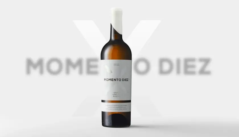 Botella de vino blanco "Momento Diez", uno de los mejores vinos blancos España, con etiqueta que celebra la pasión por el Verdejo.