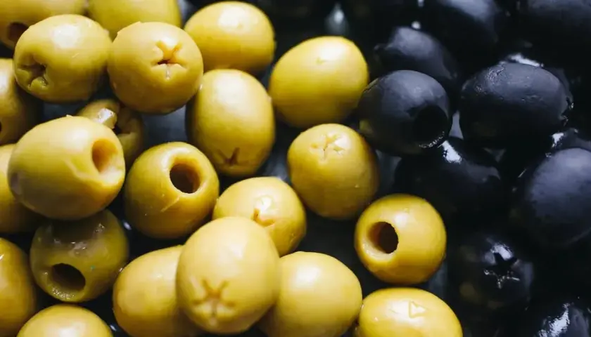 Montón de aceitunas verdes y negras, unas con hueso y otras deshuesadas. ¡Mas y mas oliva para disfrutar!