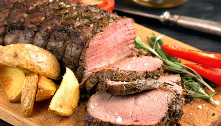 Jugosa carne asada, perfectamente cocida, acompañada de papas rústicas, rodajas de tomate y pimientos rojos. ¡Un festín para los sentidos!