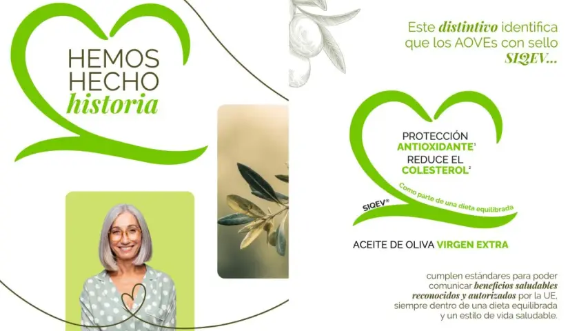 Mujer sonriente junto a ramas de olivo. El aceite de oliva es vegetal, protege y reduce el colesterol.