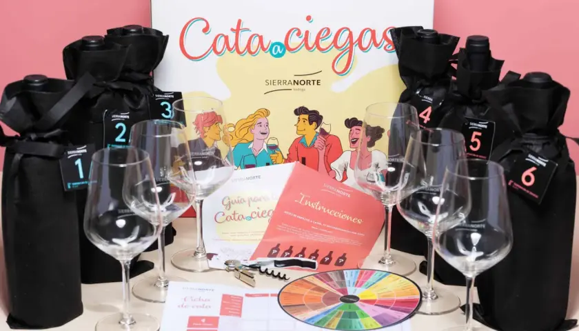 Kit de cata a ciegas con botellas envueltas, copas, guía y rueda de aromas. ¡Una experiencia sensorial única!