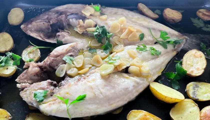 Dorada a la espalda, jugosa y tierna, con patatas asadas y un toque de ajo y perejil.