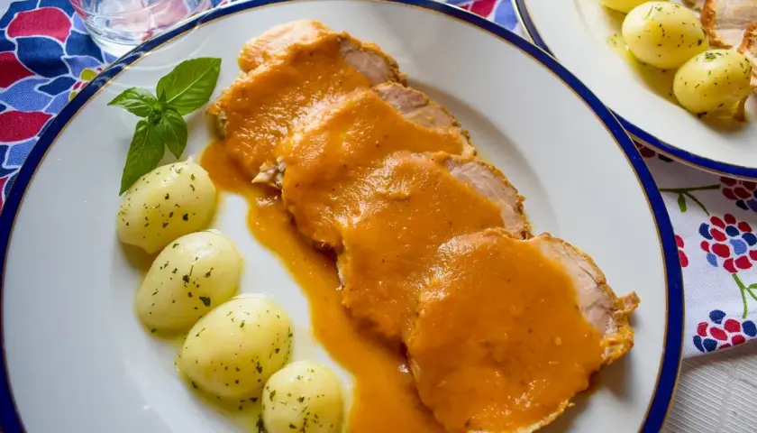 Lomo en salsa con patatas. Un plato principal delicioso y reconfortante, perfecto para cualquier ocasión.