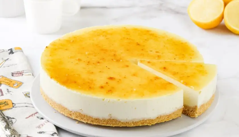 Tarta de limón sin horno, cremosa y con una capa superior dorada y brillante. Perfecta para un postre refrescante.
