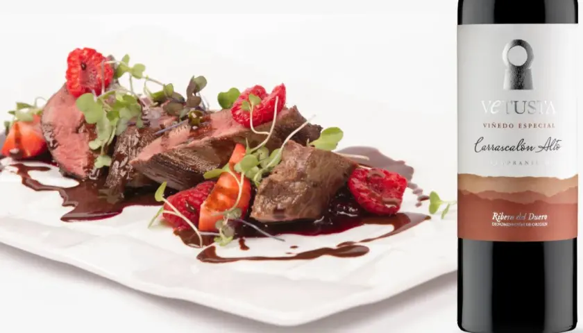 Filete de ternera con fresas y frambuesas, bañado en salsa de chocolate, maridado con un vino tinto de uva Tempranillo de Ribera del Duero.