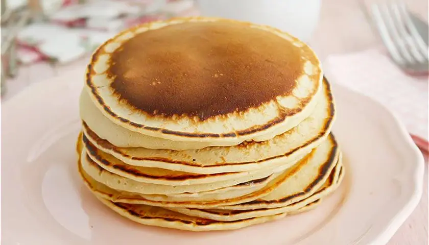 Pila de tortitas doradas, perfectas para tu próxima receta.