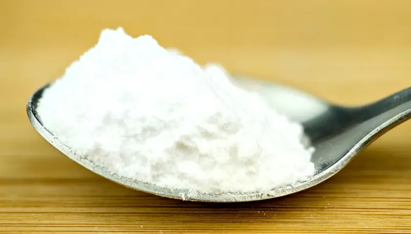 Cuchara con polvo blanco, posiblemente ácido tartárico para que sirve en repostería y como conservante.