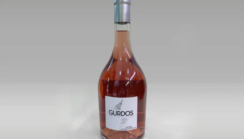 Botella de vino rosado Gurdos, con etiqueta que indica "Prieto Picudo León".