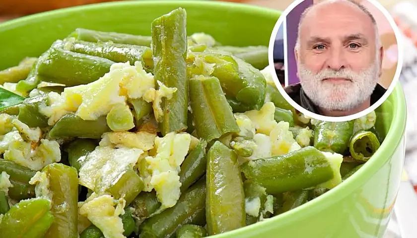 Judías verdes con patatas y huevo revuelto en un cuenco verde. Un hombre sonríe en un círculo superpuesto.