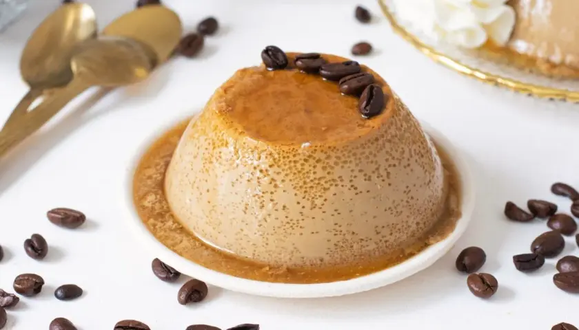 Delicioso flan de café, adornado con granos de café tostados y bañado en caramelo. Un postre perfecto para los amantes del café.