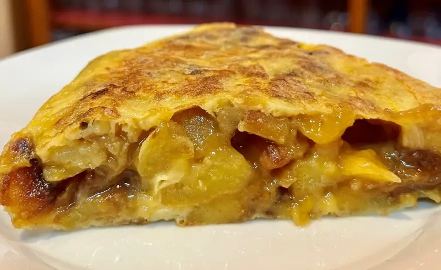 Tortilla de patatas jugosa, con el punto del huevo perfecto