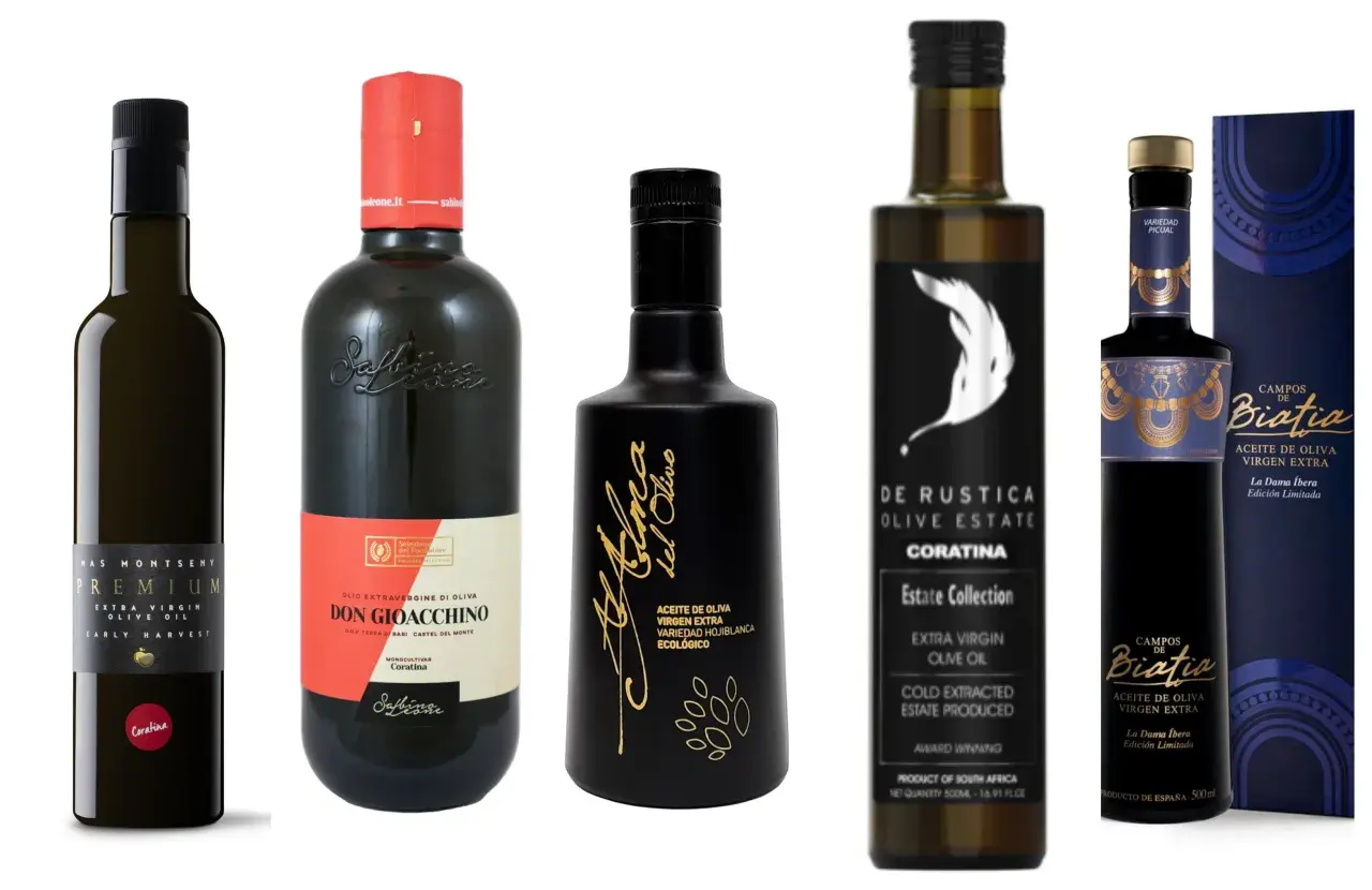 Varias botellas de aceite de oliva virgen extra, incluyendo aceitunas para aceite de Coratina, con etiquetas elegantes y distintivas.
