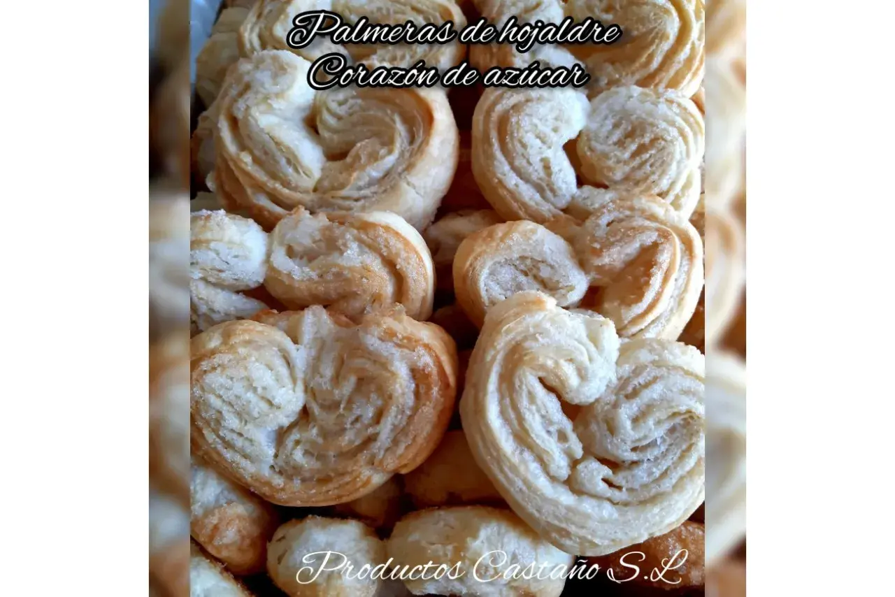 Palmeras de hojaldre, crujientes y doradas, con un corazón de azúcar. Un dulce perfecto para cualquier momento.