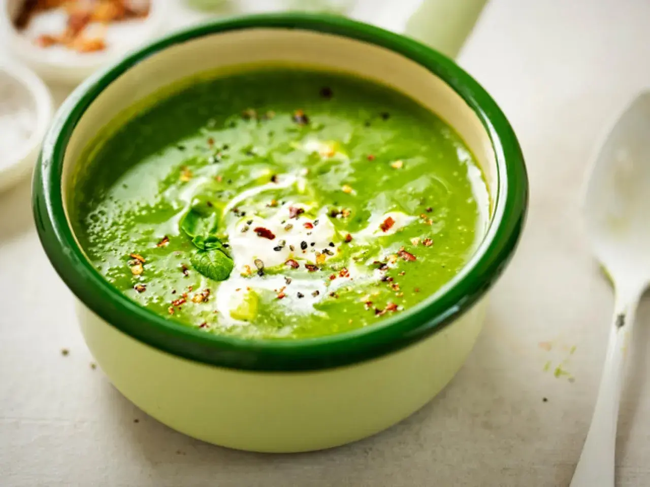Un cremoso y vibrante **pure de verduras Thermomix**, coronado con un toque de nata y especias. ¡Perfecto para una comida saludable!