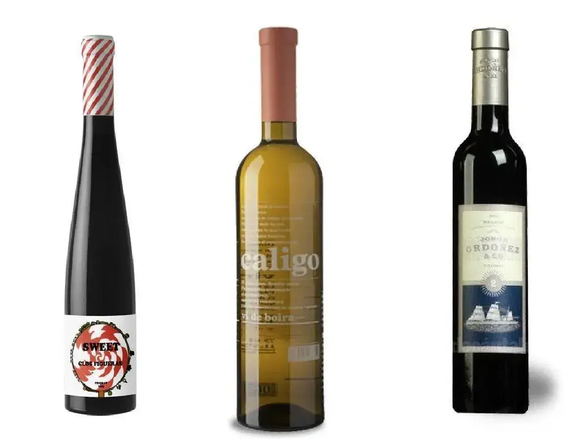 Tres botellas de vino: una negra con etiqueta "Sweet", una dorada con "caligo" y una oscura con etiqueta de barco. Así se hace el vino dulce.