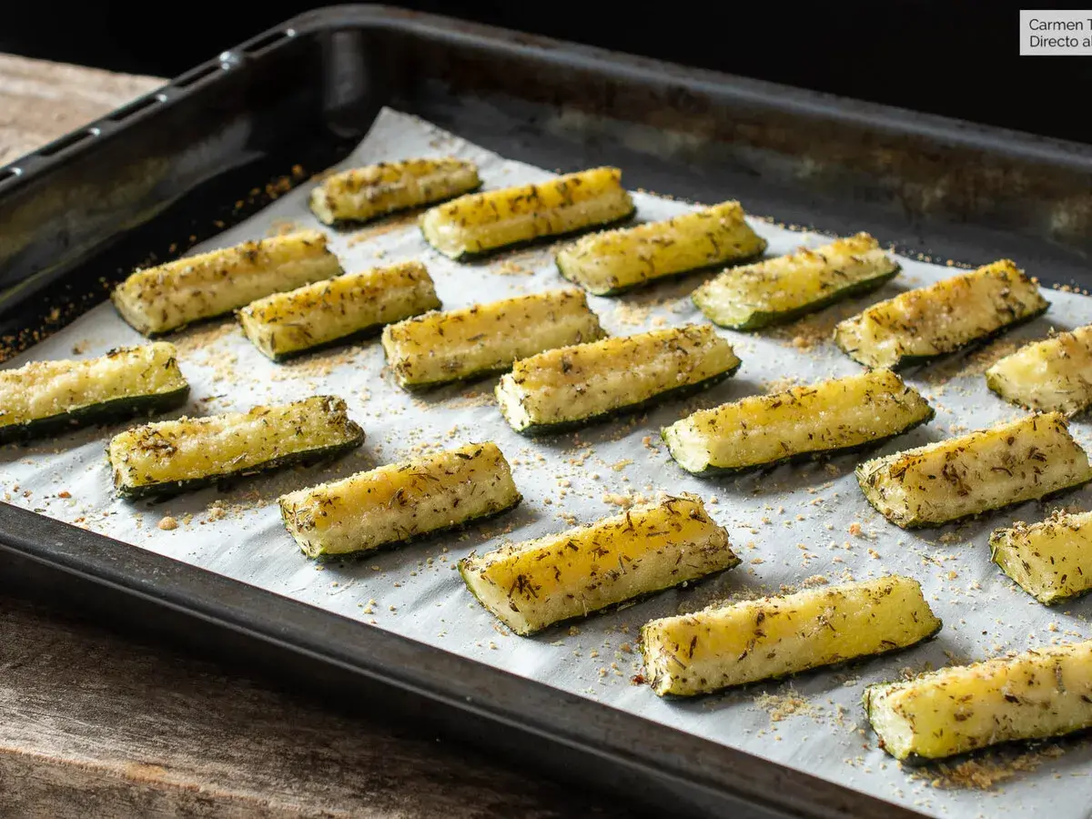 Bastones de calabacín al horno, dorados y crujientes, listos para disfrutar.