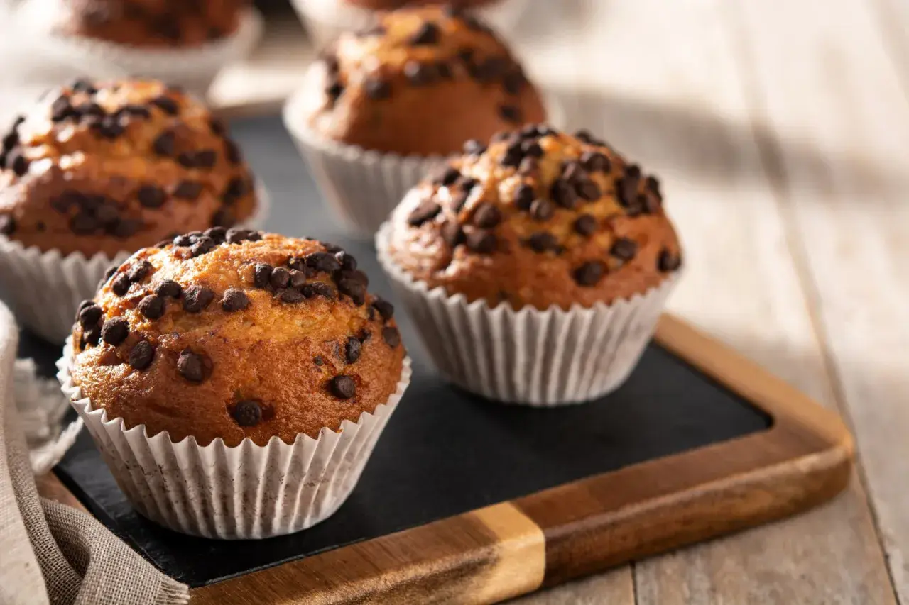 Deliciosas magdalenas caseras con chispas de chocolate, recién horneadas y listas para disfrutar.