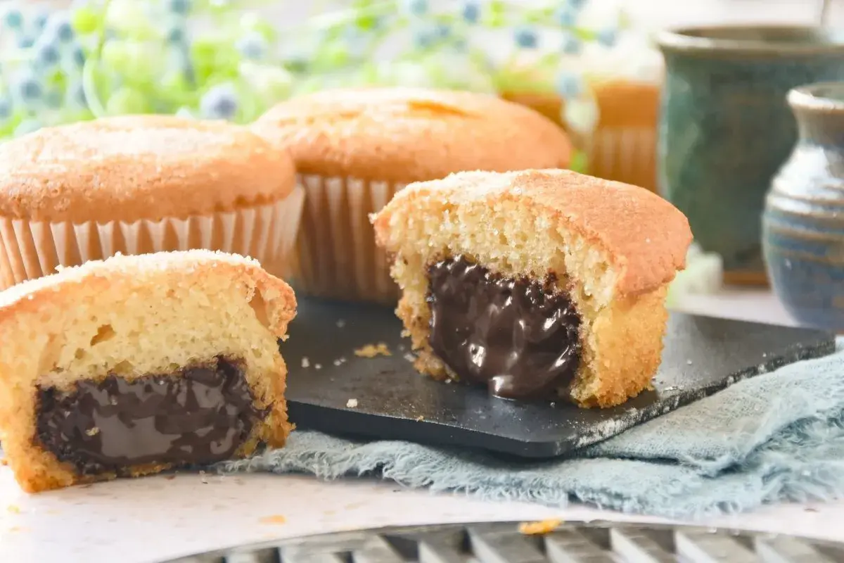 Magdalenas de chocolate con un centro cremoso y dulce. Un bocado perfecto para los amantes del chocolate.