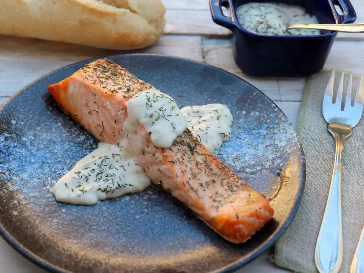 Salmón jugoso cocinado en **airfryer**, bañado en una cremosa salsa de eneldo. ¡Un plato delicioso y fácil!