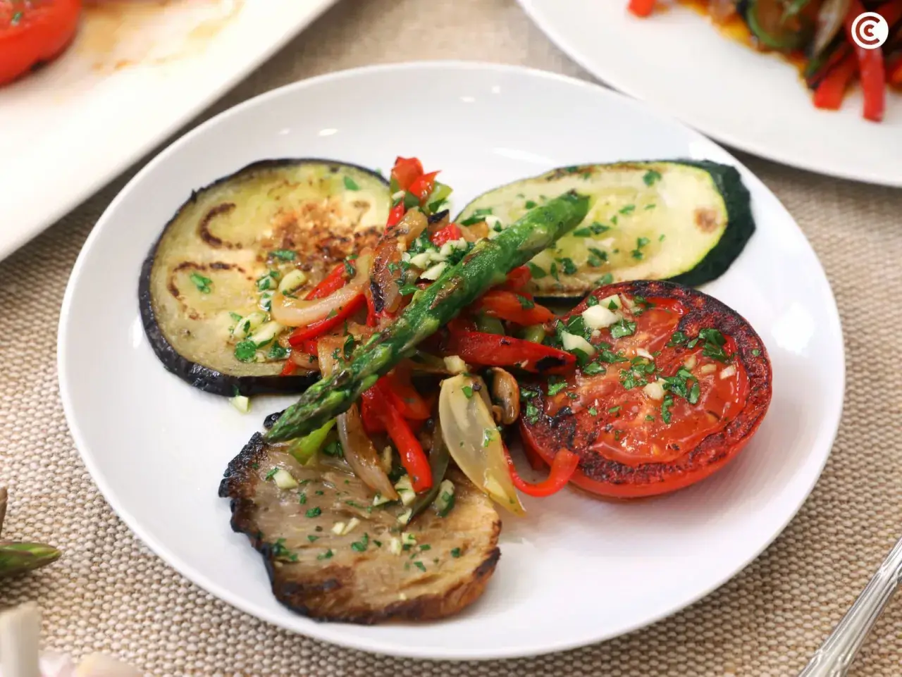 Parrillada de verduras con berenjena, calabacín, tomate, espárragos y pimientos. Un plato lleno de sabor y color.